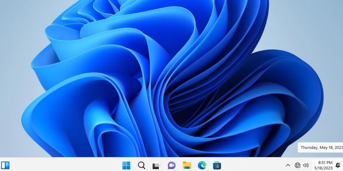 Màn hình desktop Windows 11 sau khi cài đặt thành công và đang hoạt động trơn tru trên một hệ thống không đáp ứng yêu cầu tối thiểu.