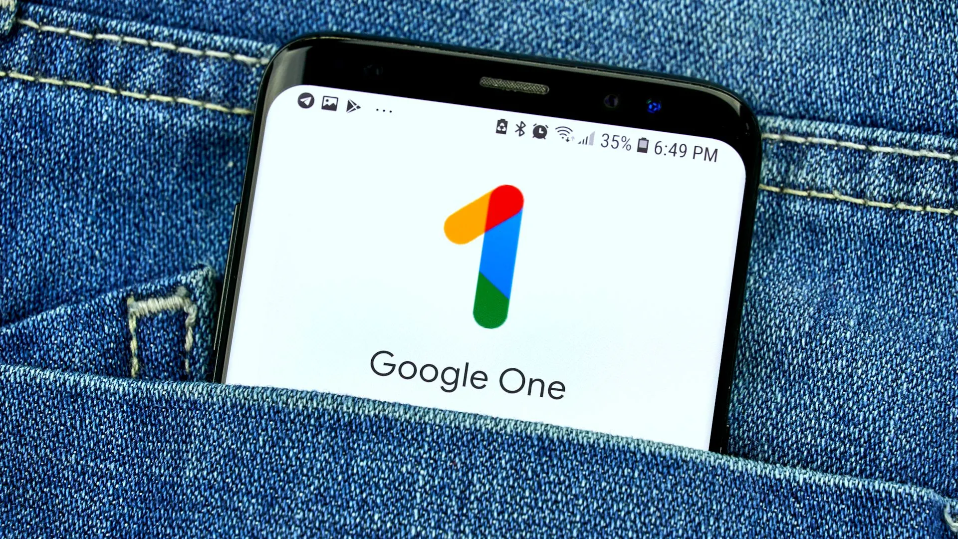 Màn hình điện thoại hiển thị ứng dụng Google One trong túi quần jean.