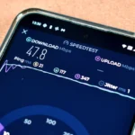 Màn hình điện thoại hiển thị ứng dụng Speedtest của Ookla đang đo tốc độ mạng di động.