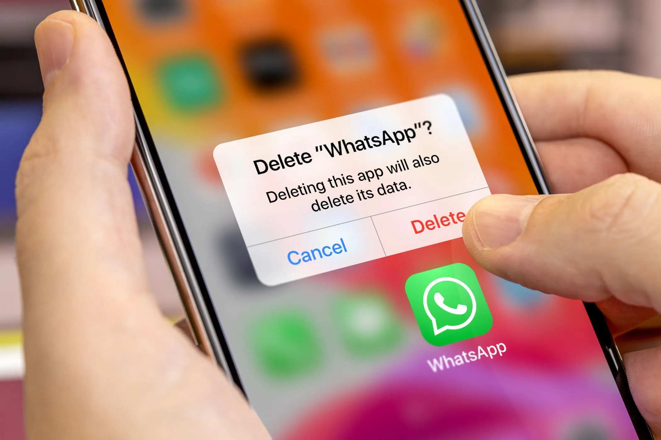Màn hình điện thoại thông minh hiển thị tùy chọn gỡ cài đặt ứng dụng WhatsApp.