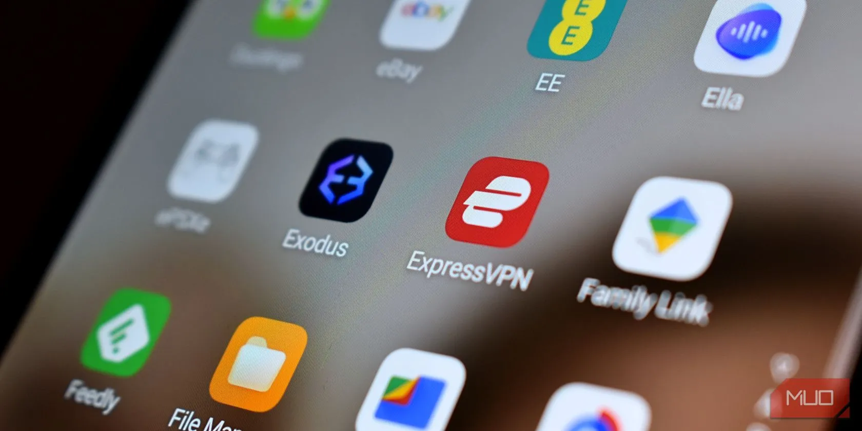 Màn hình điện thoại thông minh hiển thị ứng dụng VPN, nhấn mạnh tầm quan trọng của việc bảo vệ dữ liệu di động.