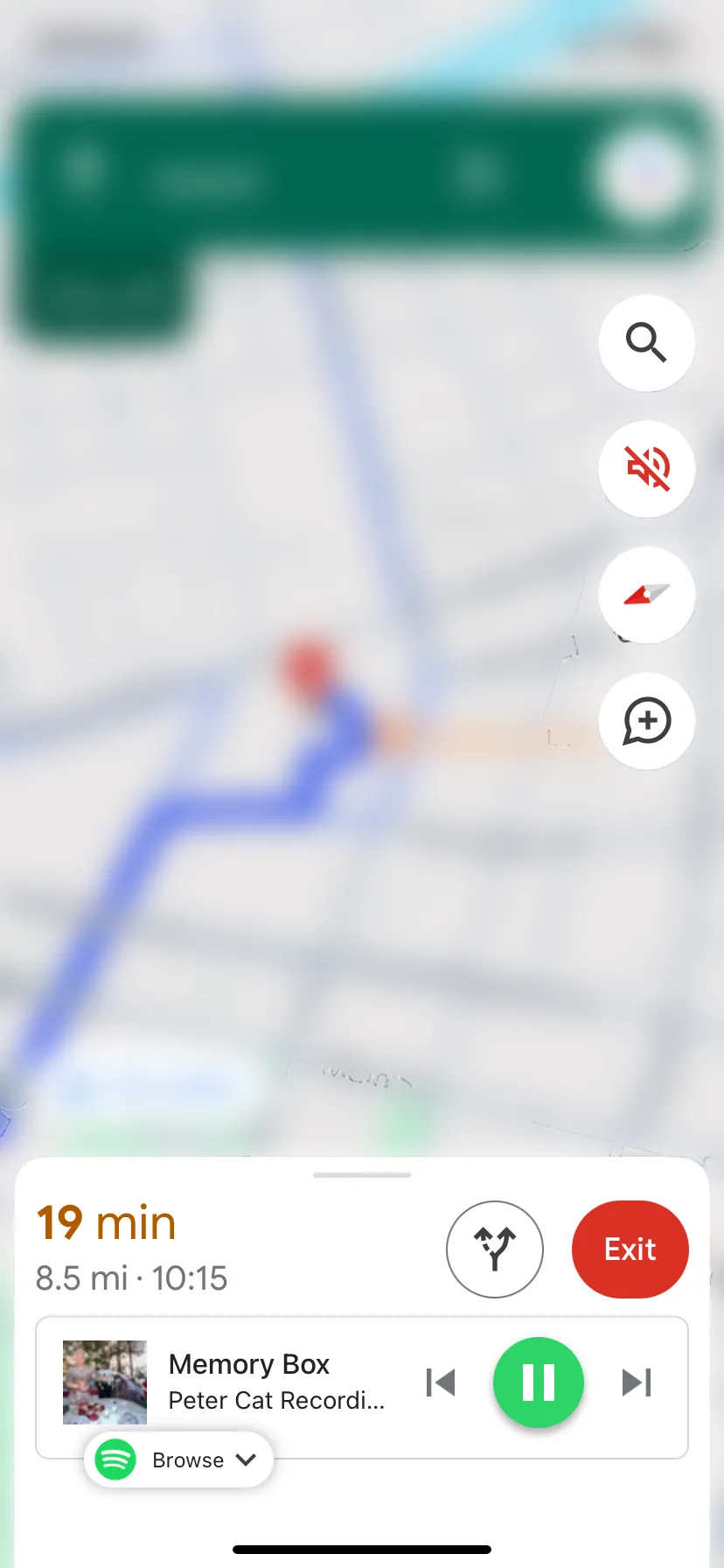 Màn hình Google Maps trên iOS hiển thị các nút điều khiển phát nhạc Spotify ở phía dưới, giúp người dùng dễ dàng thao tác