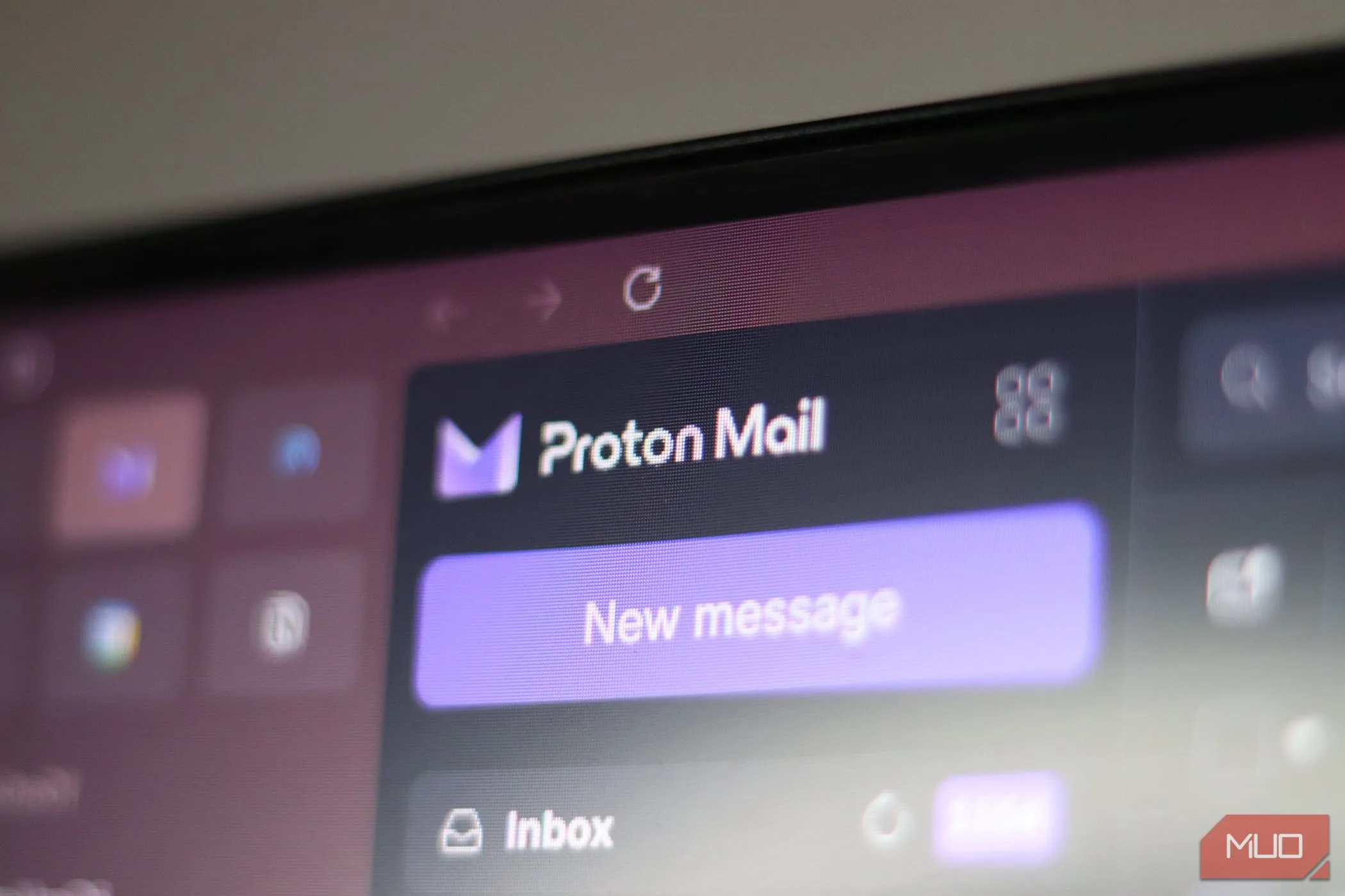 Màn hình hiển thị logo Proton Mail, biểu tượng của sự bảo mật email