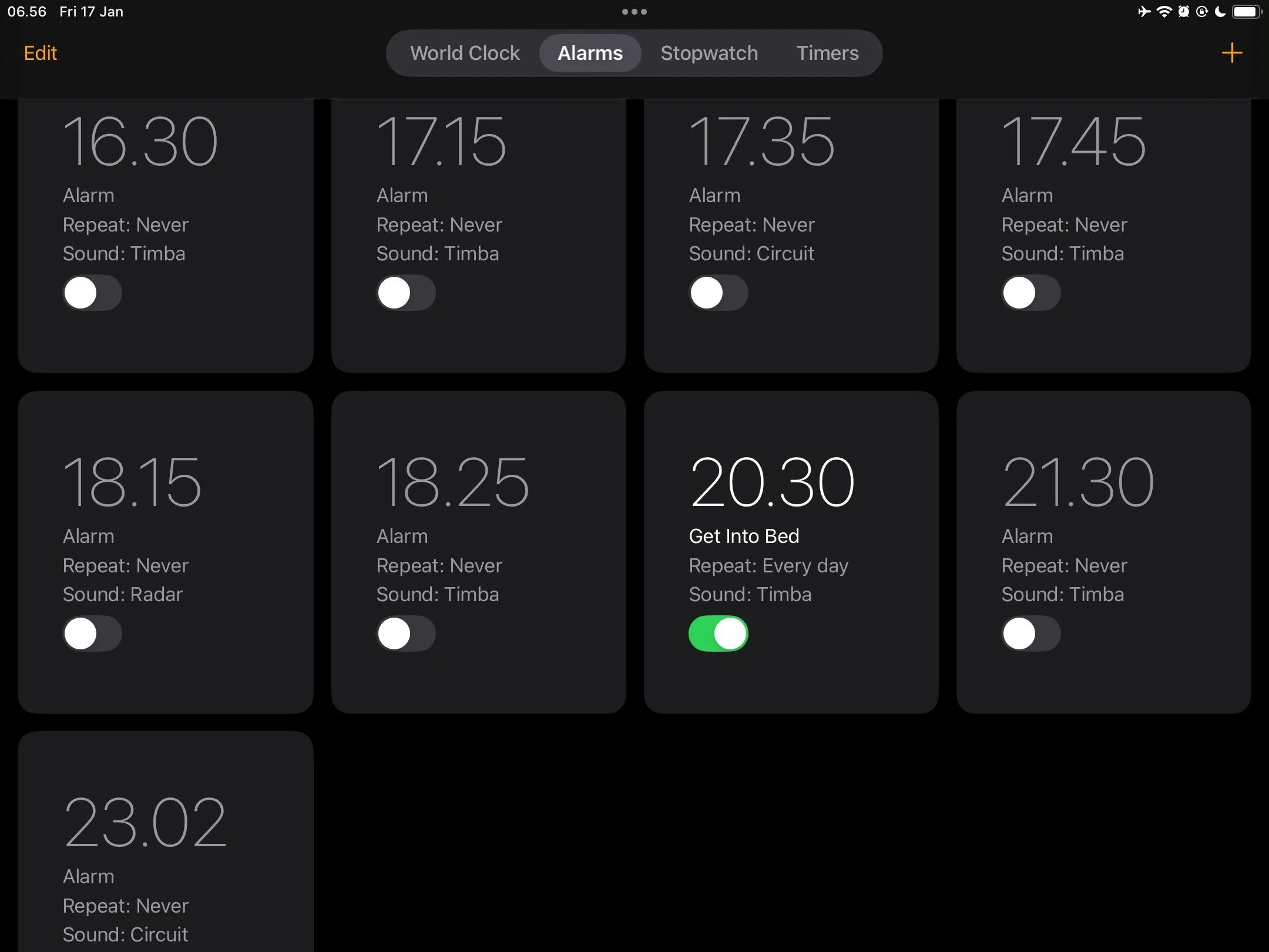 Màn hình iPad hiển thị cài đặt báo thức đi ngủ, hỗ trợ thói quen sinh hoạt đều đặn