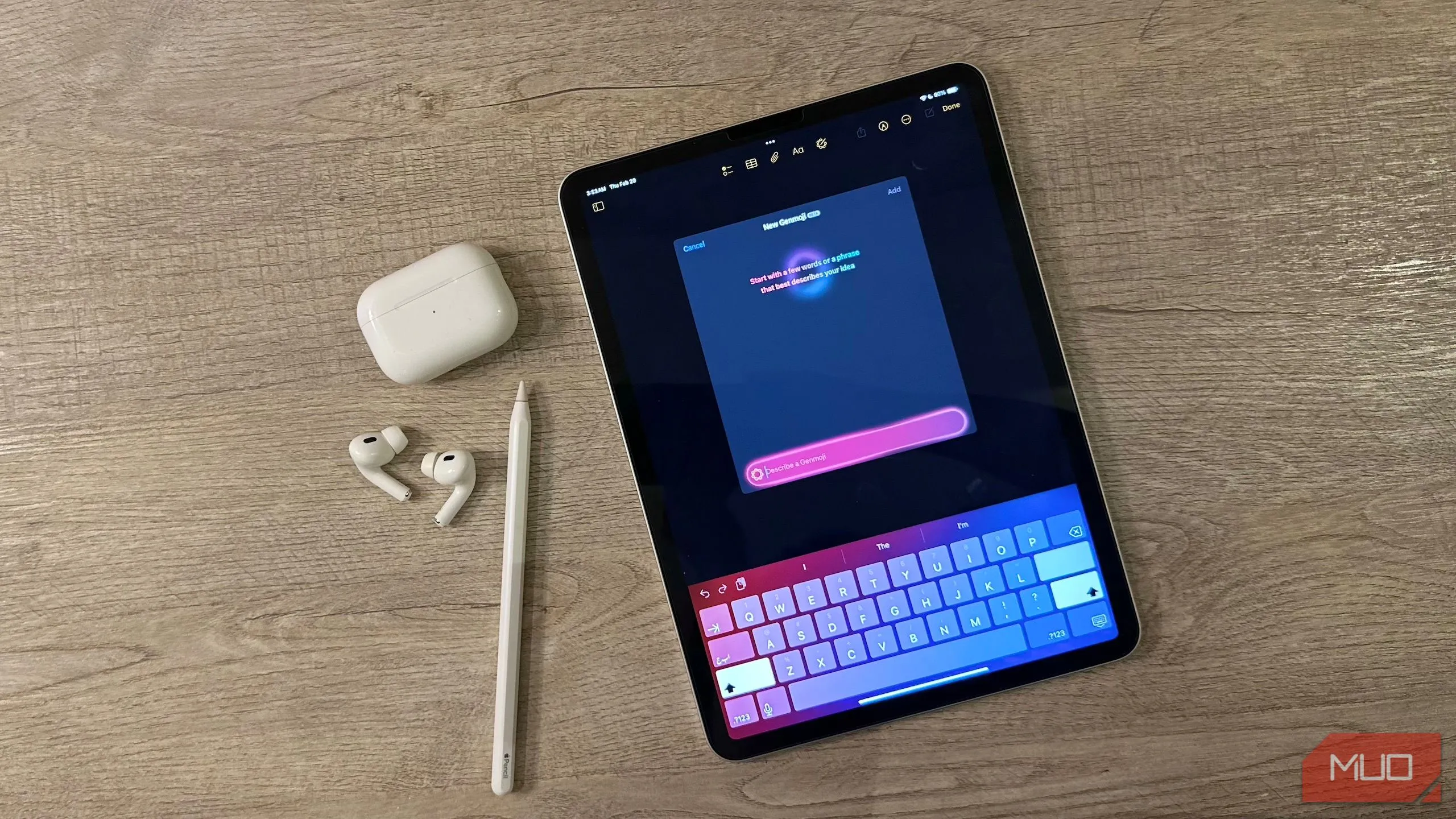 Màn hình iPad hiển thị tính năng Genmoji, cùng với AirPods và Apple Pencil, cho thấy sự phát triển và tiềm năng sáng tạo của máy tính bảng hiện đại.