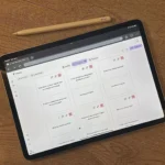 Màn hình iPad hiển thị website FlashKa cùng với bút Apple Pencil, minh họa việc sử dụng máy tính bảng để đọc và tương tác nội dung.