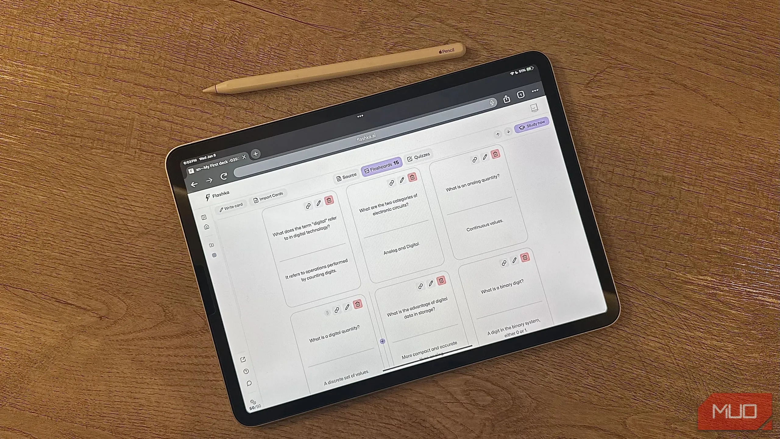 Màn hình iPad hiển thị website FlashKa cùng với bút Apple Pencil, minh họa việc sử dụng máy tính bảng để đọc và tương tác nội dung.