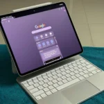 Màn hình iPad Pro hiển thị trình duyệt Google Chrome khi gắn vào bàn phím Apple Magic Keyboard, minh họa hạn chế về góc độ sử dụng.