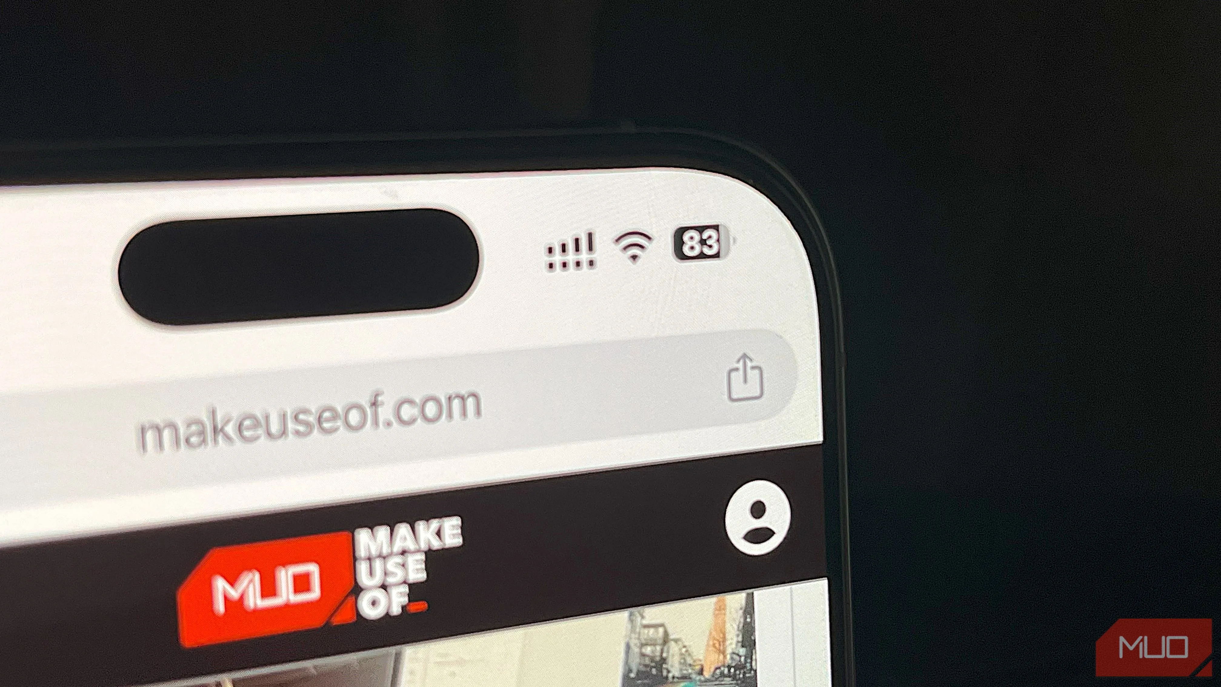 Màn hình iPhone 16 Pro hiển thị phần trăm pin và trình duyệt Chrome, cho thấy hiệu quả tiết kiệm pin không đáng kể trong chế độ năng lượng thấp.