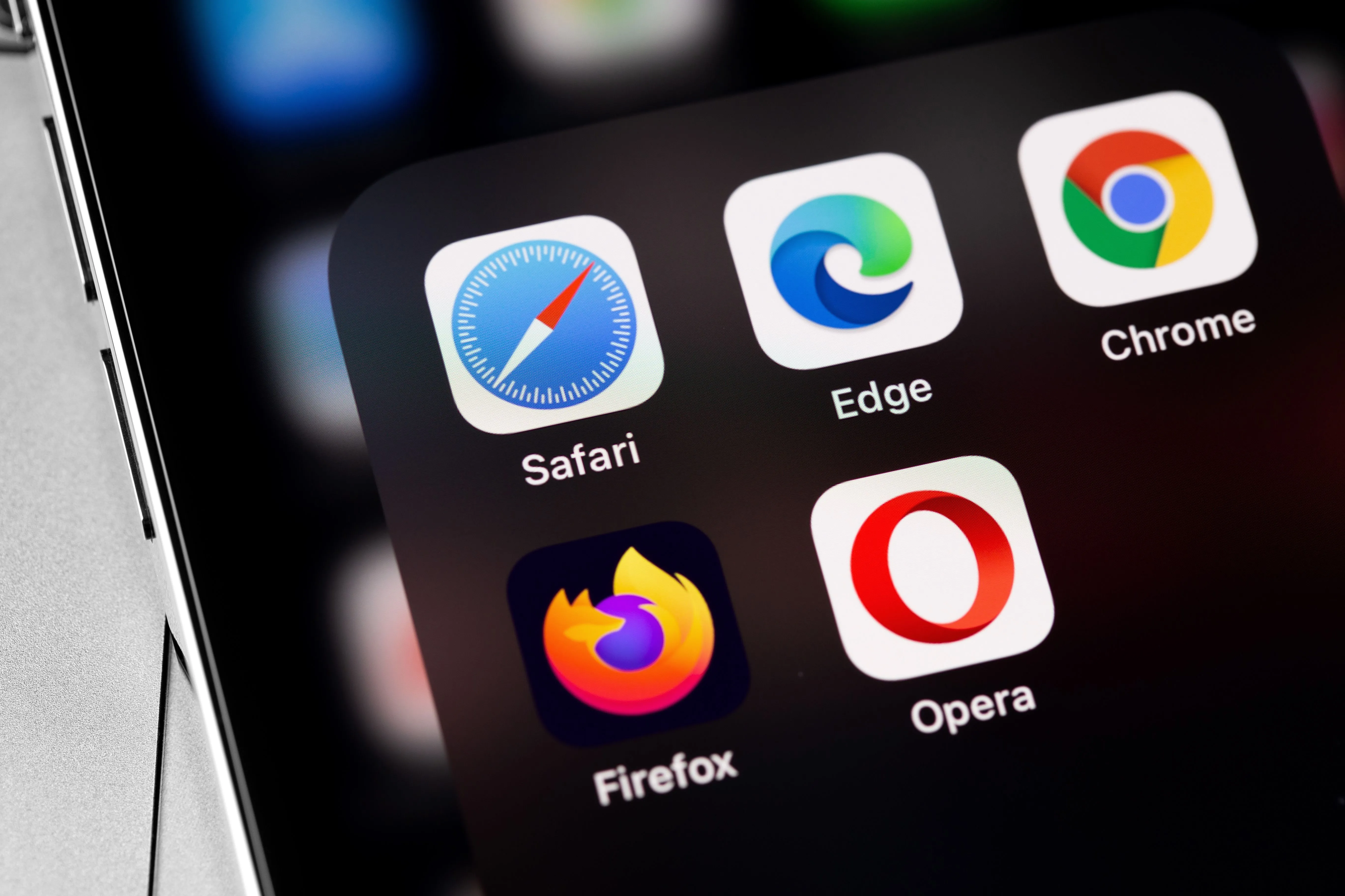 Màn hình iPhone hiển thị các biểu tượng ứng dụng trình duyệt phổ biến như Safari, Chrome, Edge, Firefox và Opera, minh họa sự phong phú lựa chọn trình duyệt.