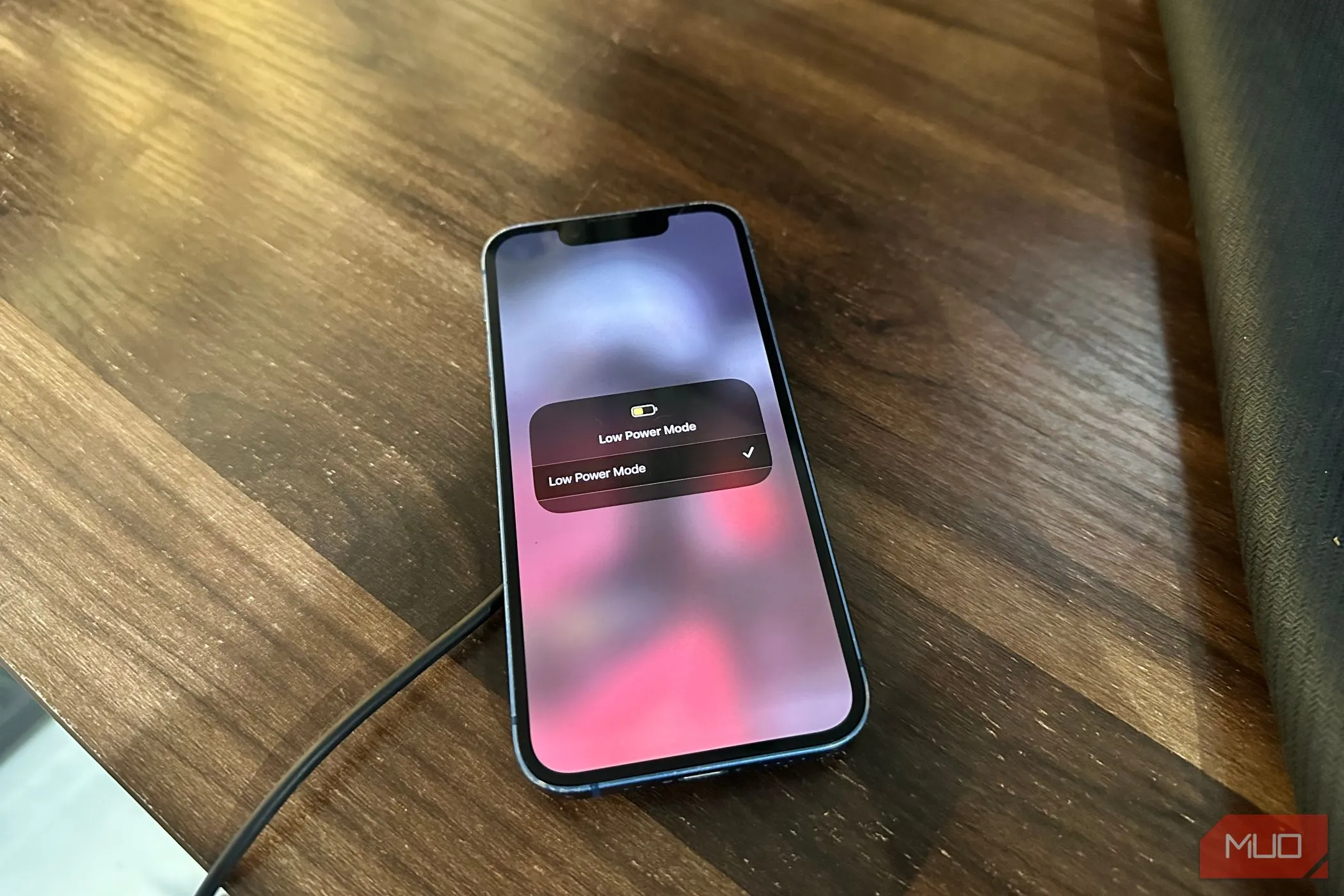 Màn hình iPhone hiển thị Chế độ Nguồn điện thấp