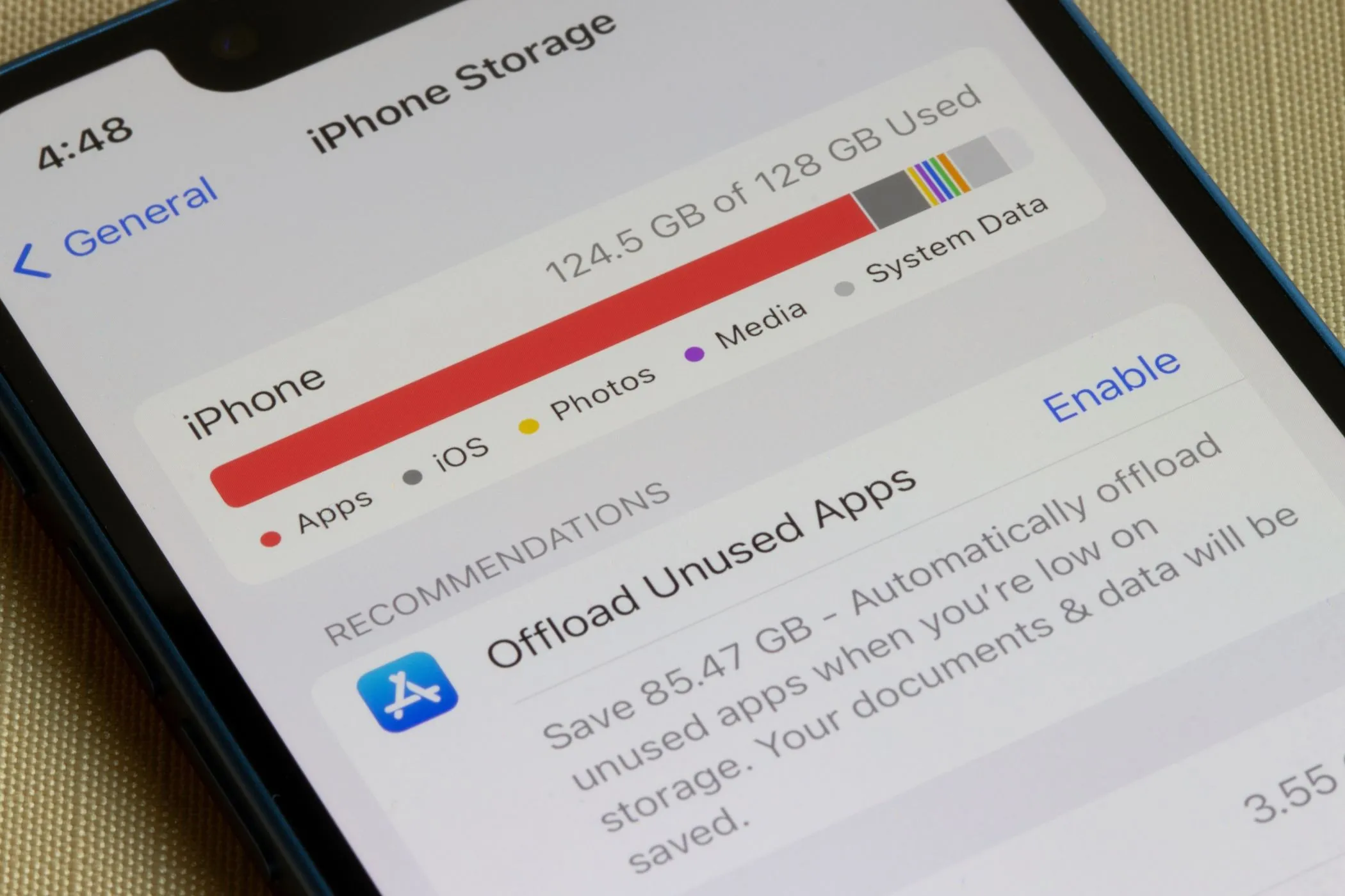 Màn hình iPhone hiển thị mục quản lý dung lượng trong Cài đặt iOS