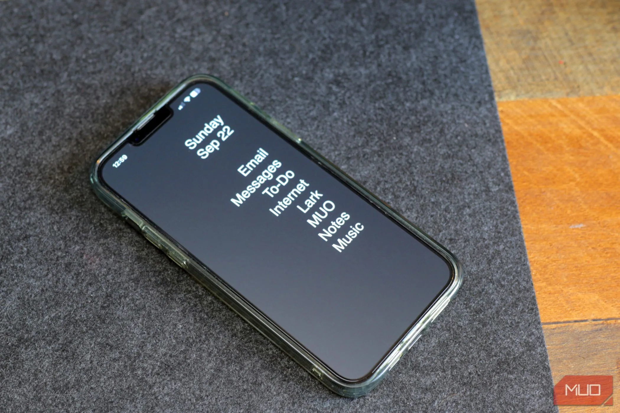 Màn hình iPhone với giao diện tối giản, chỉ hiển thị các ứng dụng cơ bản, thể hiện cách biến iPhone thành &quot;điện thoại cục gạch&quot; để tăng tập trung