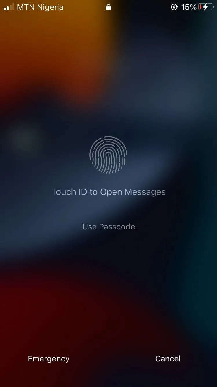 Màn hình iPhone yêu cầu mở khóa để đọc tin nhắn, thể hiện bước xác thực bằng Touch ID.