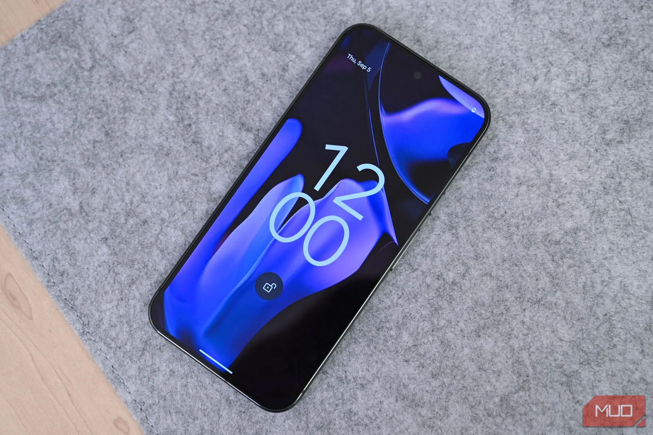 Màn hình khóa của điện thoại Google Pixel 9 Pro XL, minh họa khả năng bảo mật thông tin nhạy cảm của Android 16.