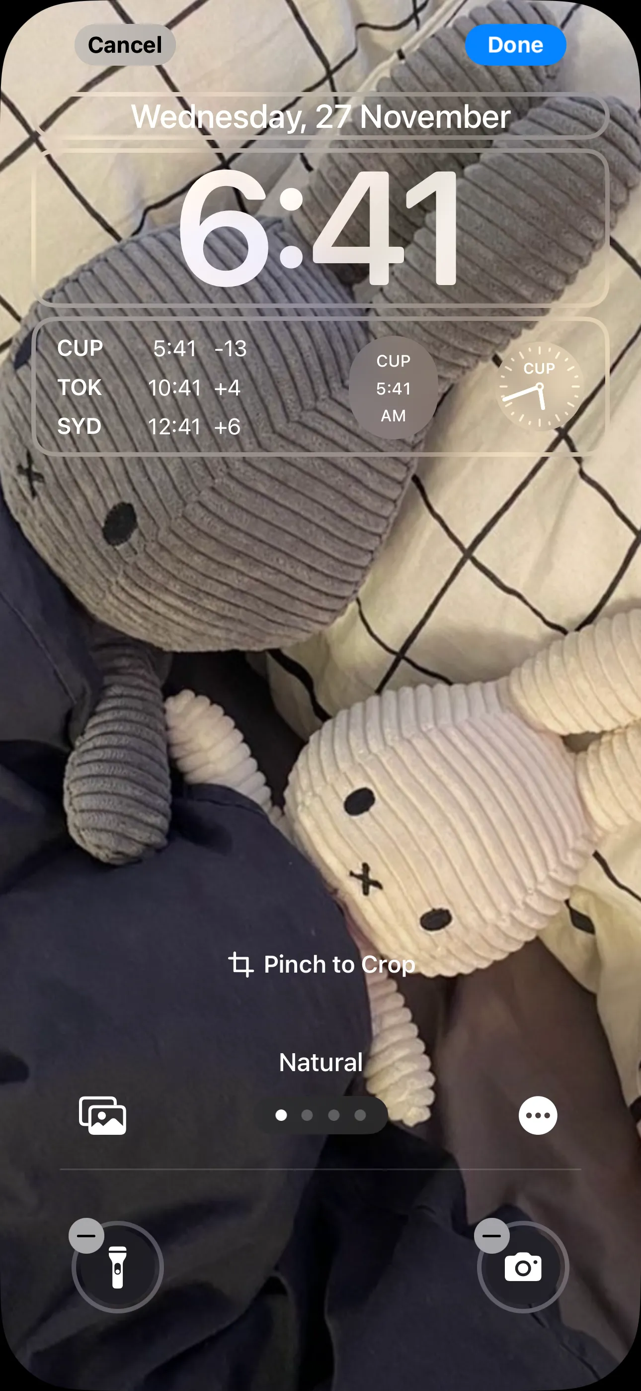 Màn hình khóa iPhone hiển thị các widget Đồng hồ đã được thêm