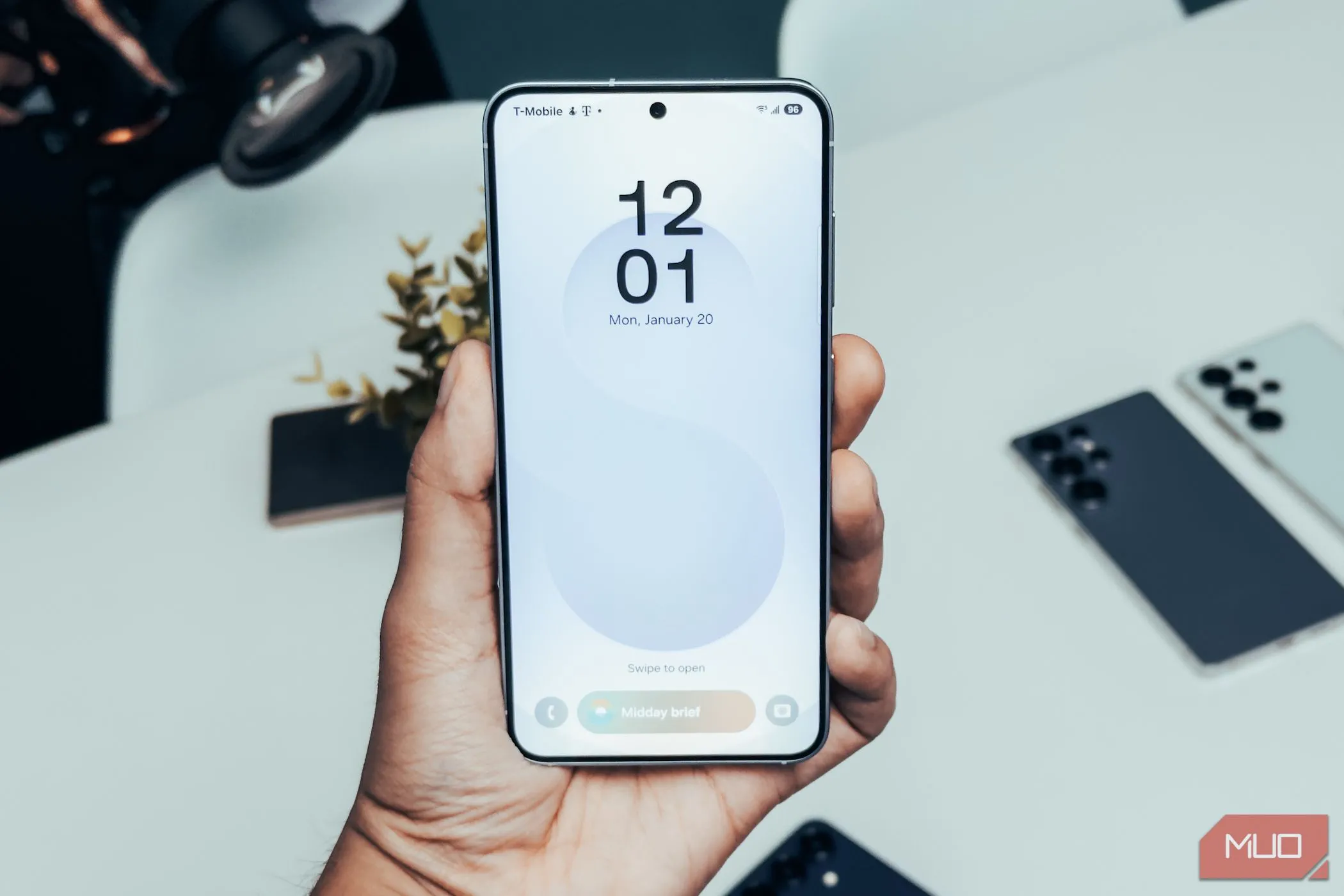 Màn hình khóa Samsung Galaxy S25 hiển thị tính năng Galaxy AI, minh họa trải nghiệm AI thông minh và cá nhân hóa.