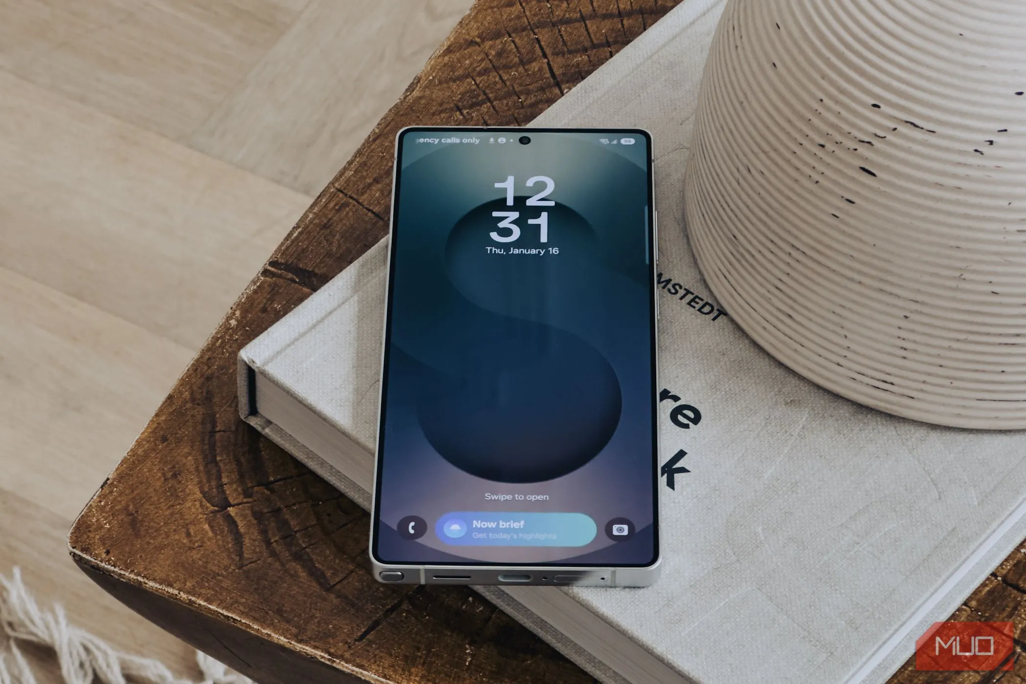 Màn hình khóa Samsung Galaxy S25 Ultra hiển thị thông báo Daily Brief, minh họa quản lý thông báo hiệu quả