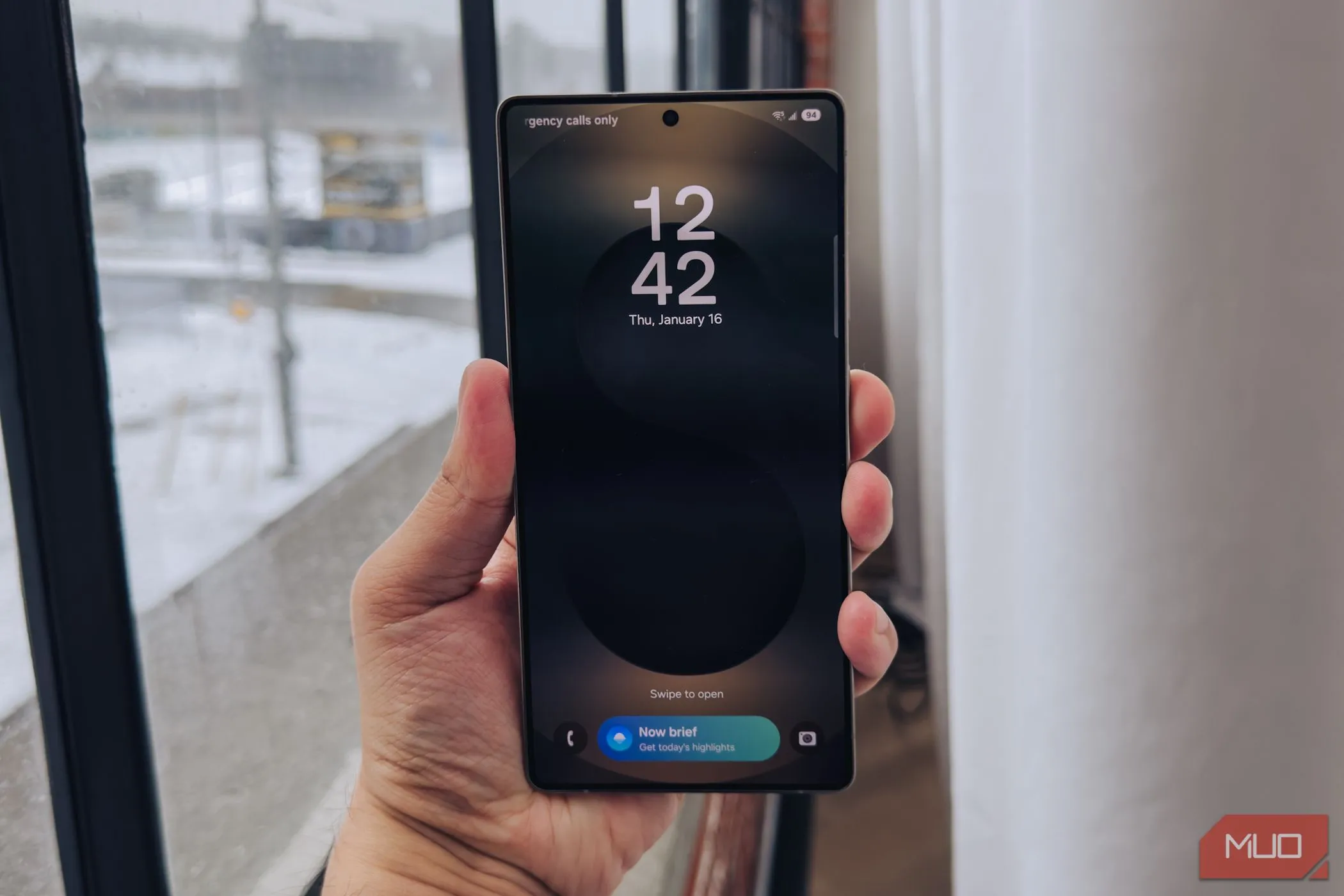 Màn hình khóa Samsung Galaxy S25 Ultra với tính năng Now Brief