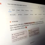 Màn hình laptop hiển thị kết quả tìm kiếm Google với tính năng AI Overviews, một tổng quan AI giúp tóm tắt thông tin.