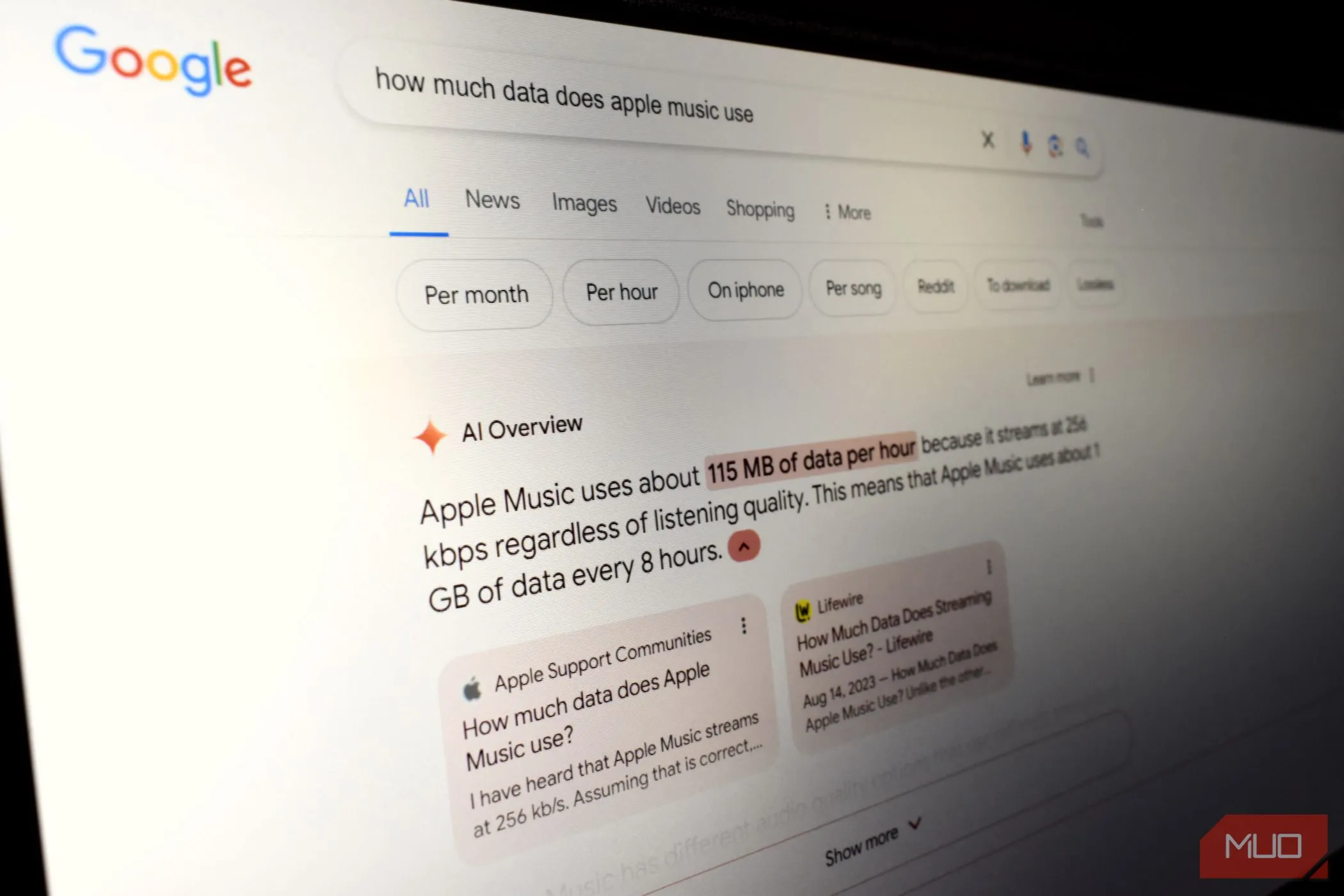 Màn hình laptop hiển thị kết quả tìm kiếm Google với tính năng AI Overviews, một tổng quan AI giúp tóm tắt thông tin.