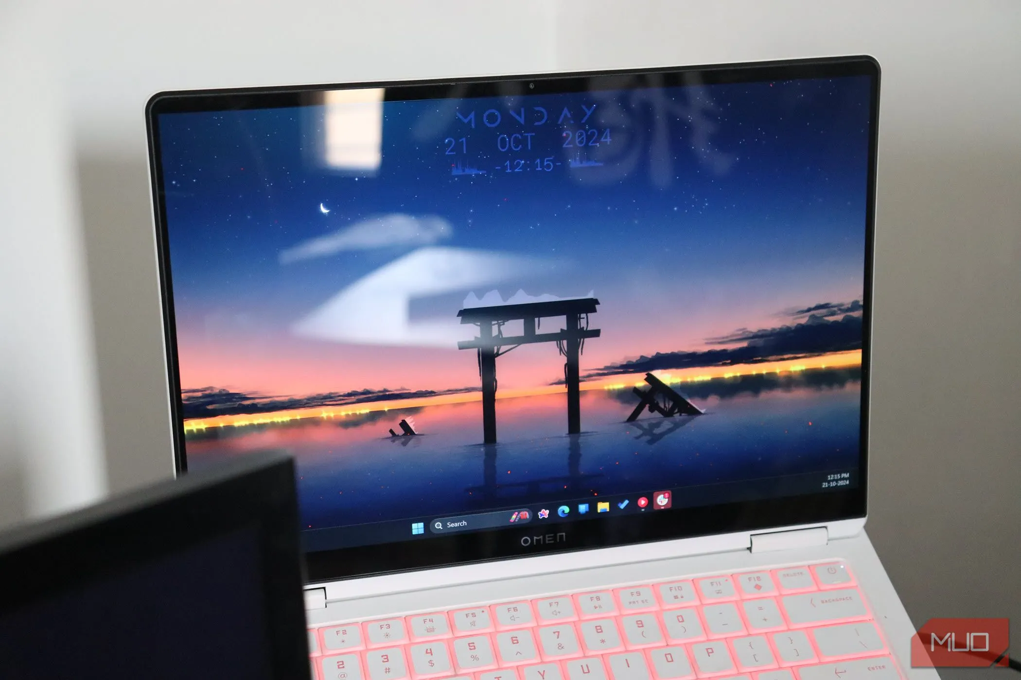 Màn hình laptop HP Omen Transcend 14 cho góc nhìn rộng và màu sắc trung thực.