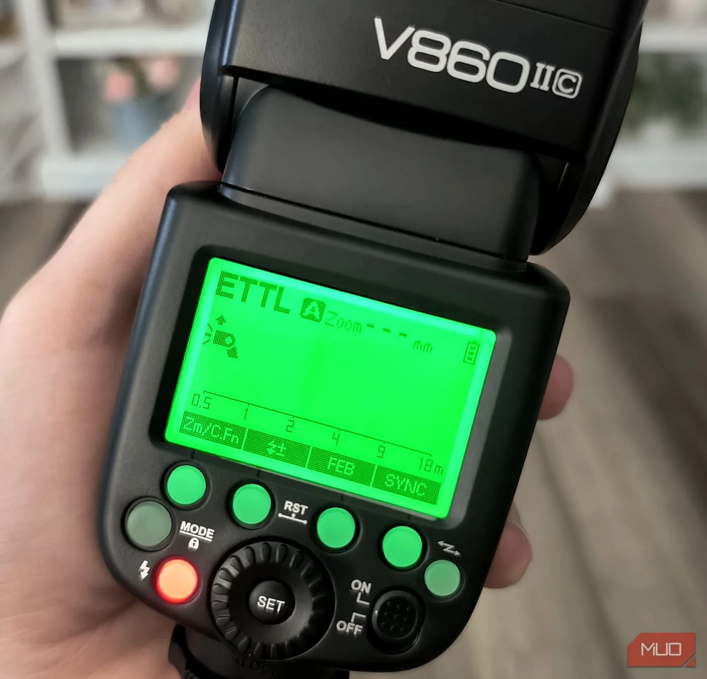 Màn hình LCD hiển thị cài đặt của đèn flash Godox V860II, nhấn mạnh giao diện thân thiện và dễ sử dụng.