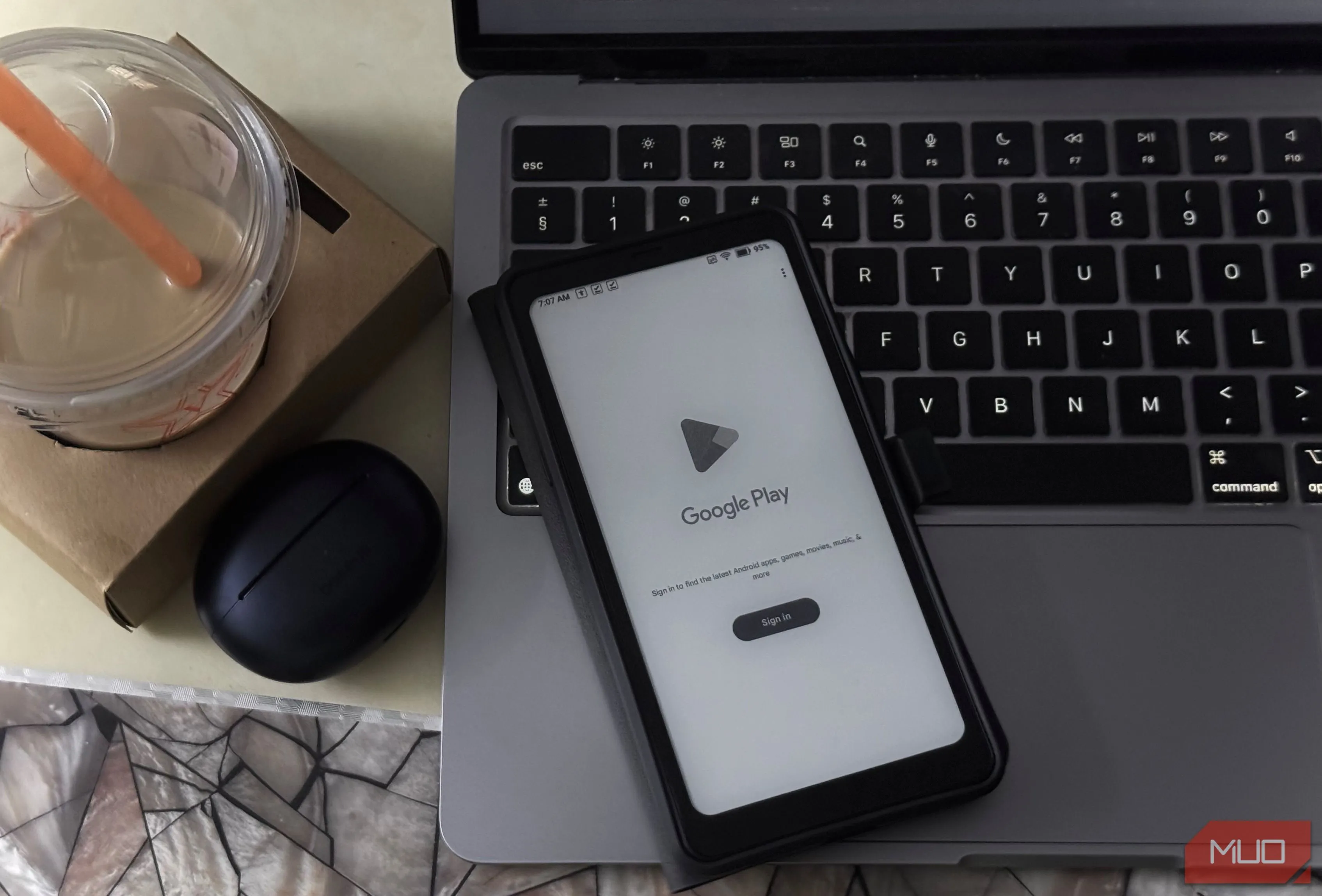 Màn hình máy đọc sách Boox Palma 2 hiển thị giao diện Google Play Store, minh họa khả năng cài đặt ứng dụng Android trên thiết bị này.