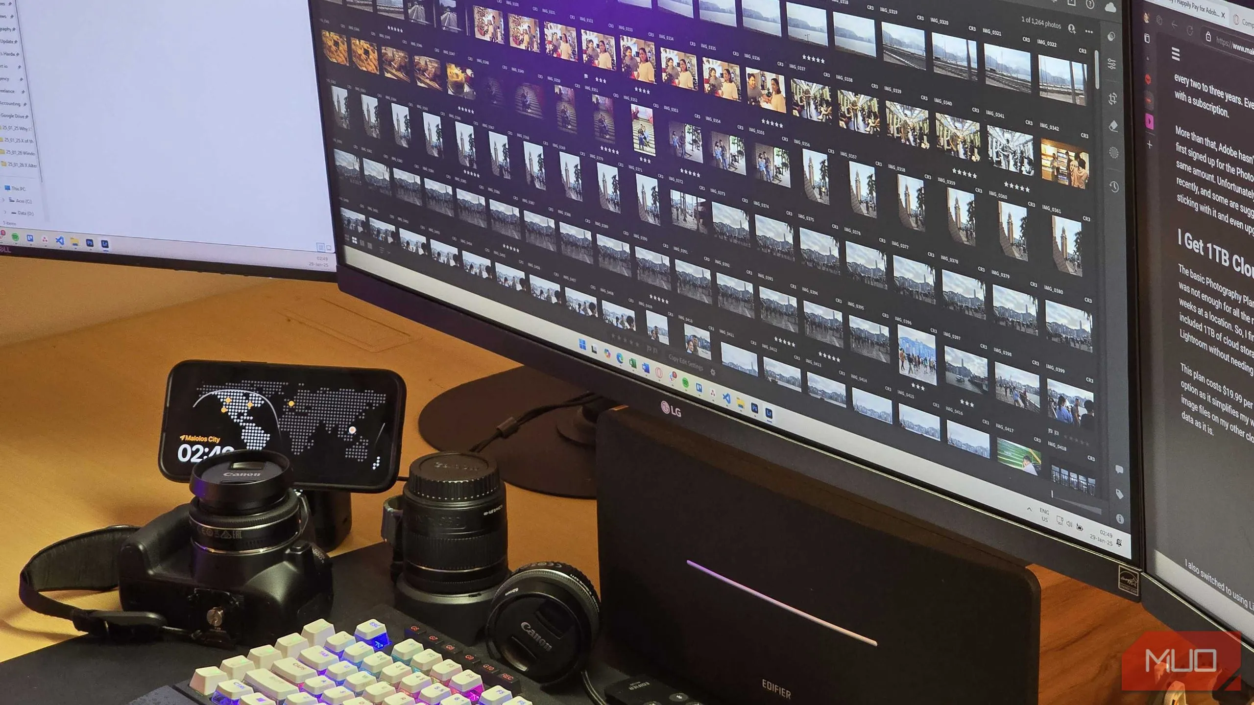Màn hình máy tính hiển thị Adobe Lightroom với thư viện ảnh và thiết bị máy ảnh