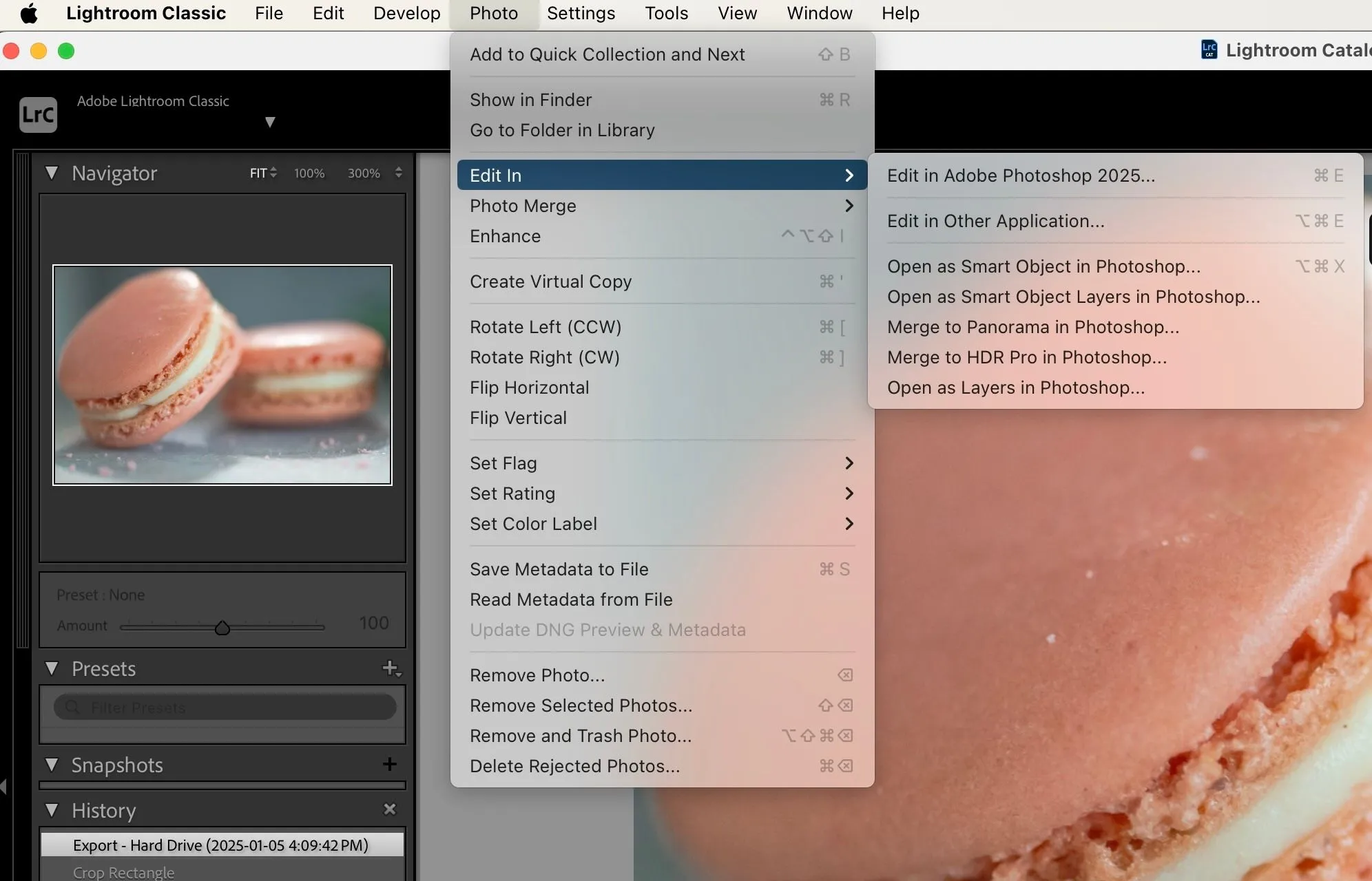 Màn hình máy tính hiển thị ảnh từ Adobe Lightroom được mở trực tiếp trong Adobe Photoshop, minh họa quy trình làm việc liền mạch giữa hai ứng dụng.