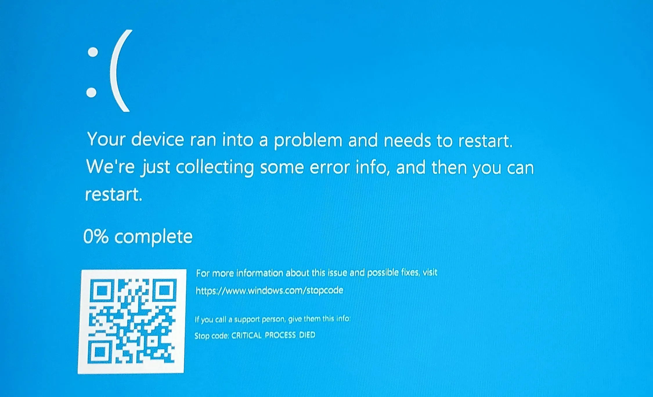 Màn hình máy tính hiển thị lỗi Windows điển hình với thông báo lỗi xanh (BSOD), thường gặp khi hệ thống gặp sự cố nghiêm trọng, có thể liên quan đến phần cứng hoặc phần mềm.