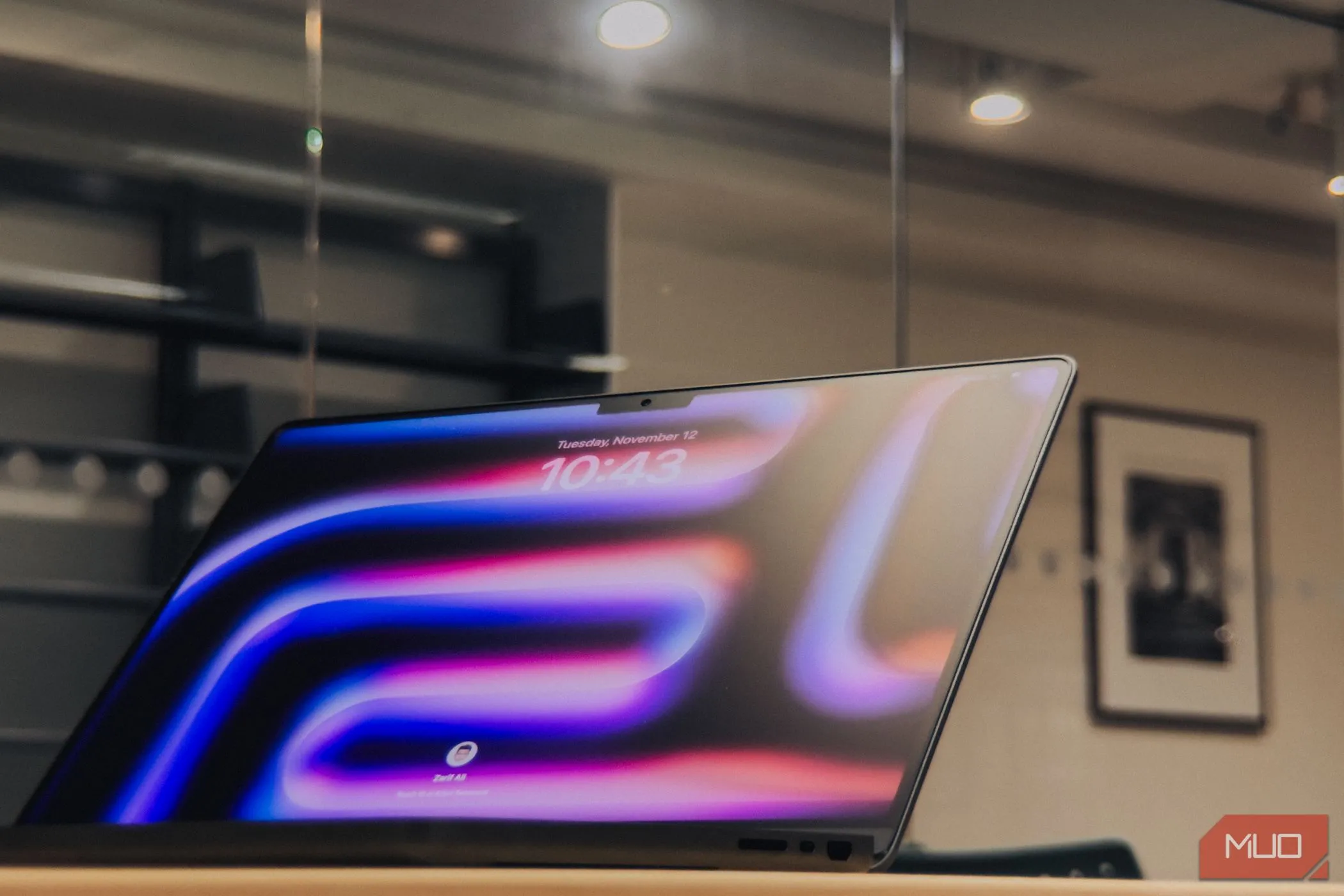 Màn hình nano-texture của MacBook Pro M4 dưới điều kiện ánh sáng chói