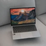 Màn hình OLED sống động trên laptop ASUS Zenbook S 13 đang hiển thị, minh họa chất lượng hình ảnh sắc nét nhưng tiềm ẩn nguy cơ burn-in.