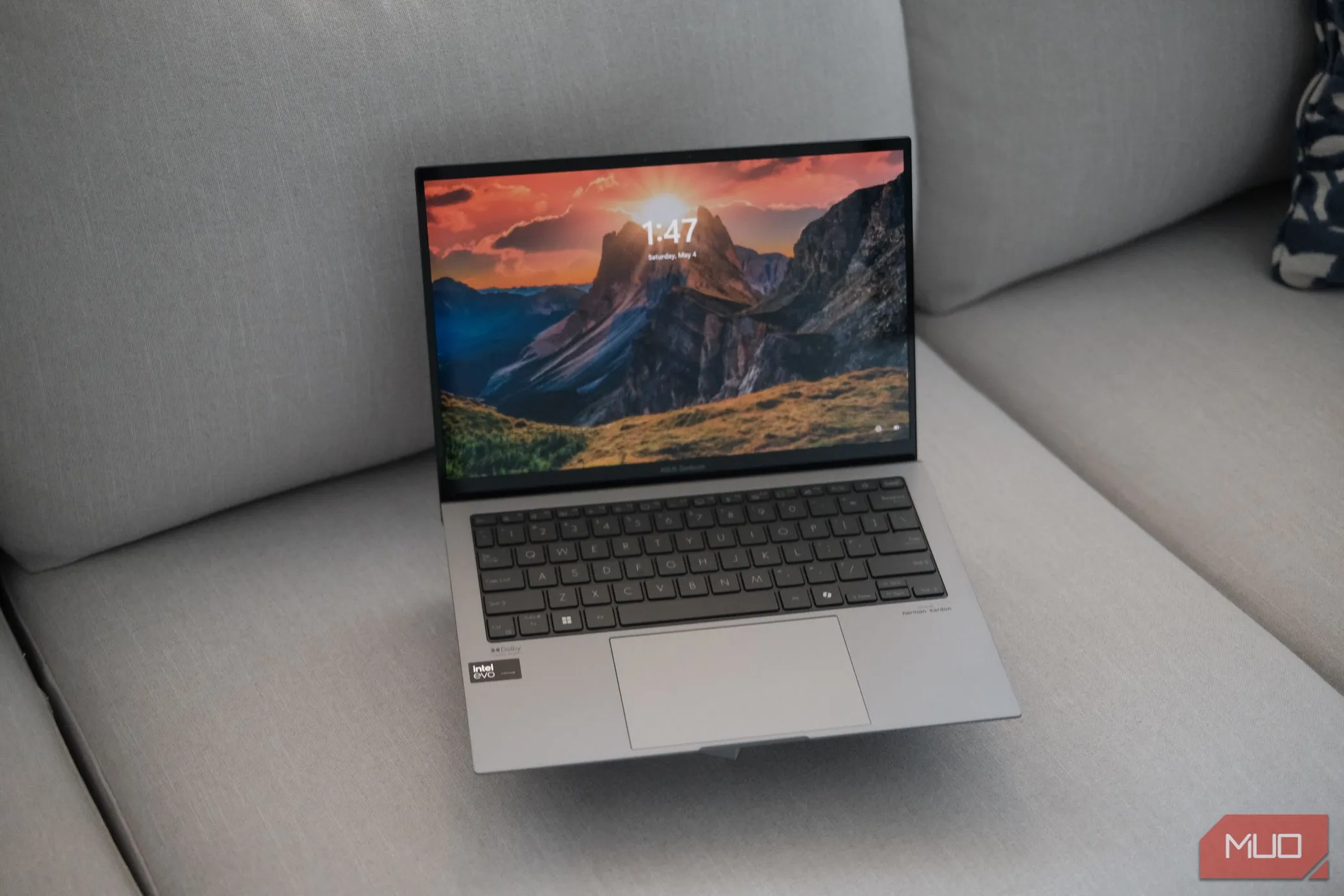 Màn hình OLED sống động trên laptop ASUS Zenbook S 13 đang hiển thị, minh họa chất lượng hình ảnh sắc nét nhưng tiềm ẩn nguy cơ burn-in.