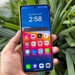 Màn hình phụ tiện lợi của điện thoại gập Oppo Find N5 khi đóng lại