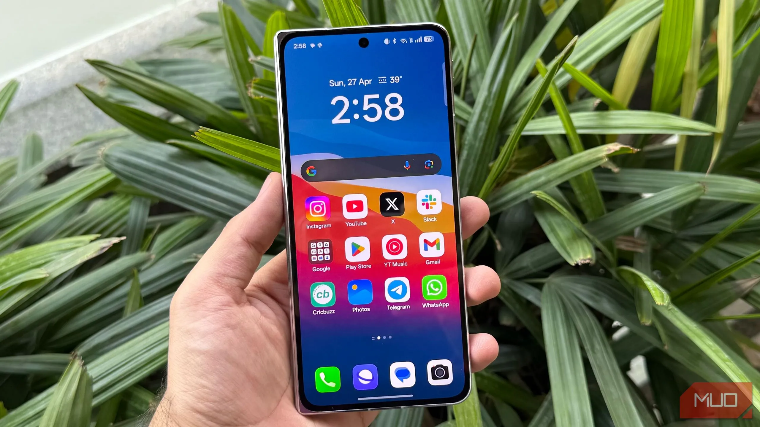 Màn hình phụ tiện lợi của điện thoại gập Oppo Find N5 khi đóng lại
