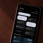 Màn hình Pixel 9a hiển thị chế độ máy bay trong thanh thông báo, minh họa giao diện Android thuần Google
