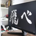 Màn hình Samsung ngoài đặt trên bàn làm việc, minh họa sự cố hiển thị