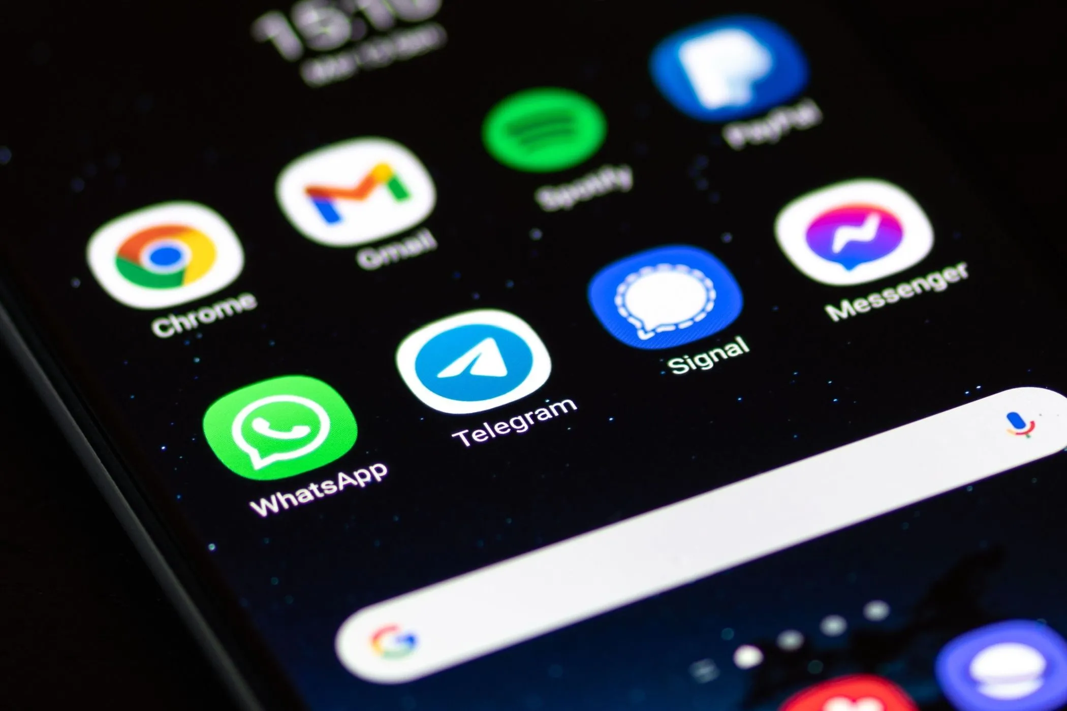 Màn hình smartphone hiển thị các ứng dụng nhắn tin phổ biến, có thể gặp lỗi khi bật chế độ tiết kiệm pin