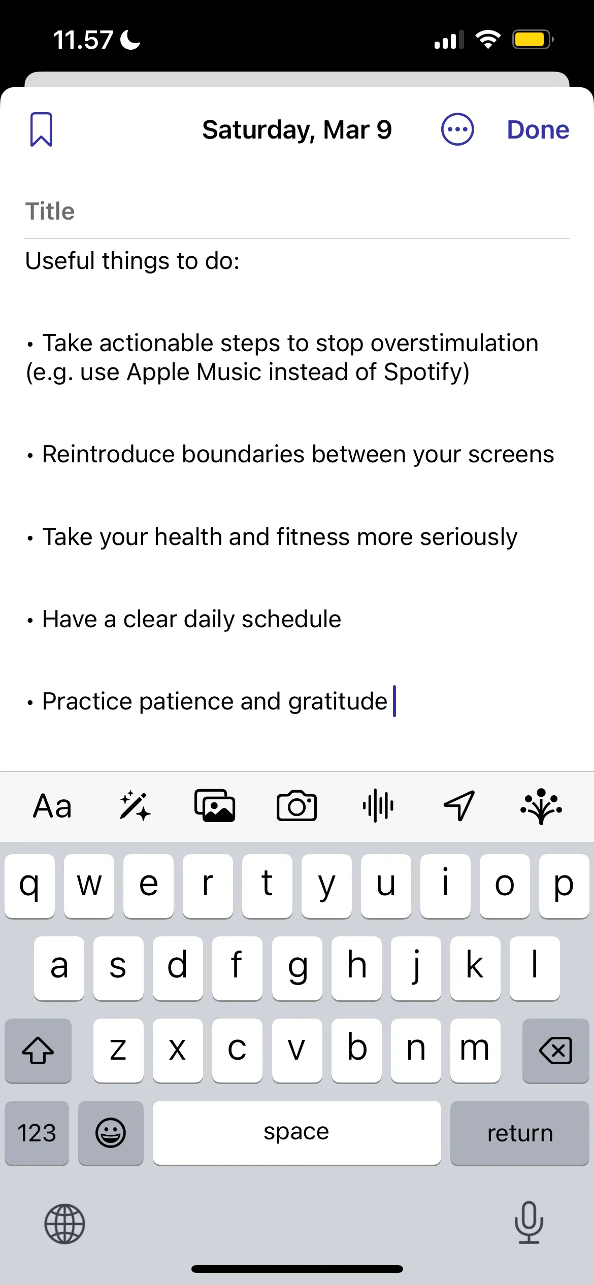 Màn hình thêm một mục nhật ký mới vào ứng dụng Apple Journal, với tùy chọn gắn cảm xúc và nội dung đa phương tiện.