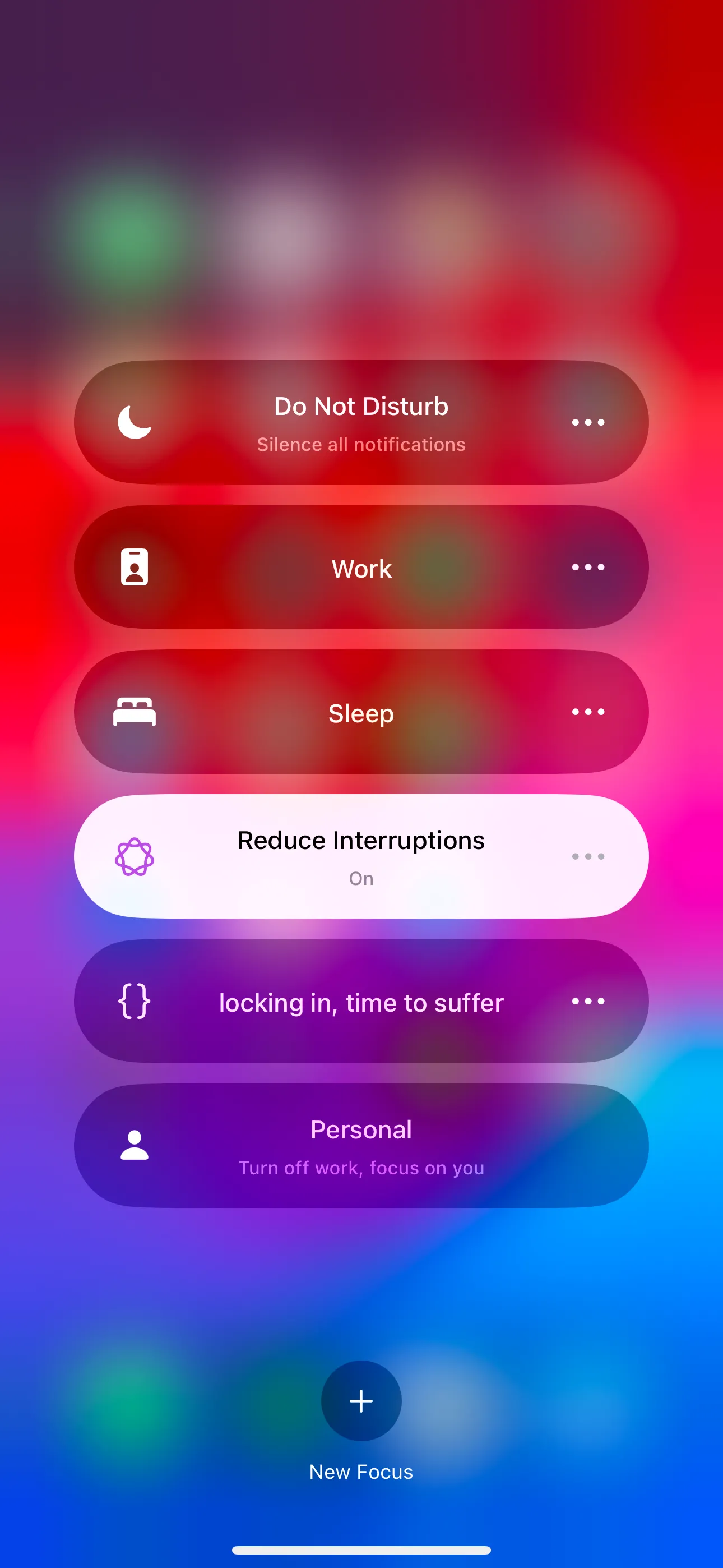 Màn hình tùy chọn Chế độ Tập trung (Focus Modes) trên iPhone, hiển thị nhiều chế độ khác nhau bao gồm 'Giảm Gián Đoạn' (Reduce Interruptions).