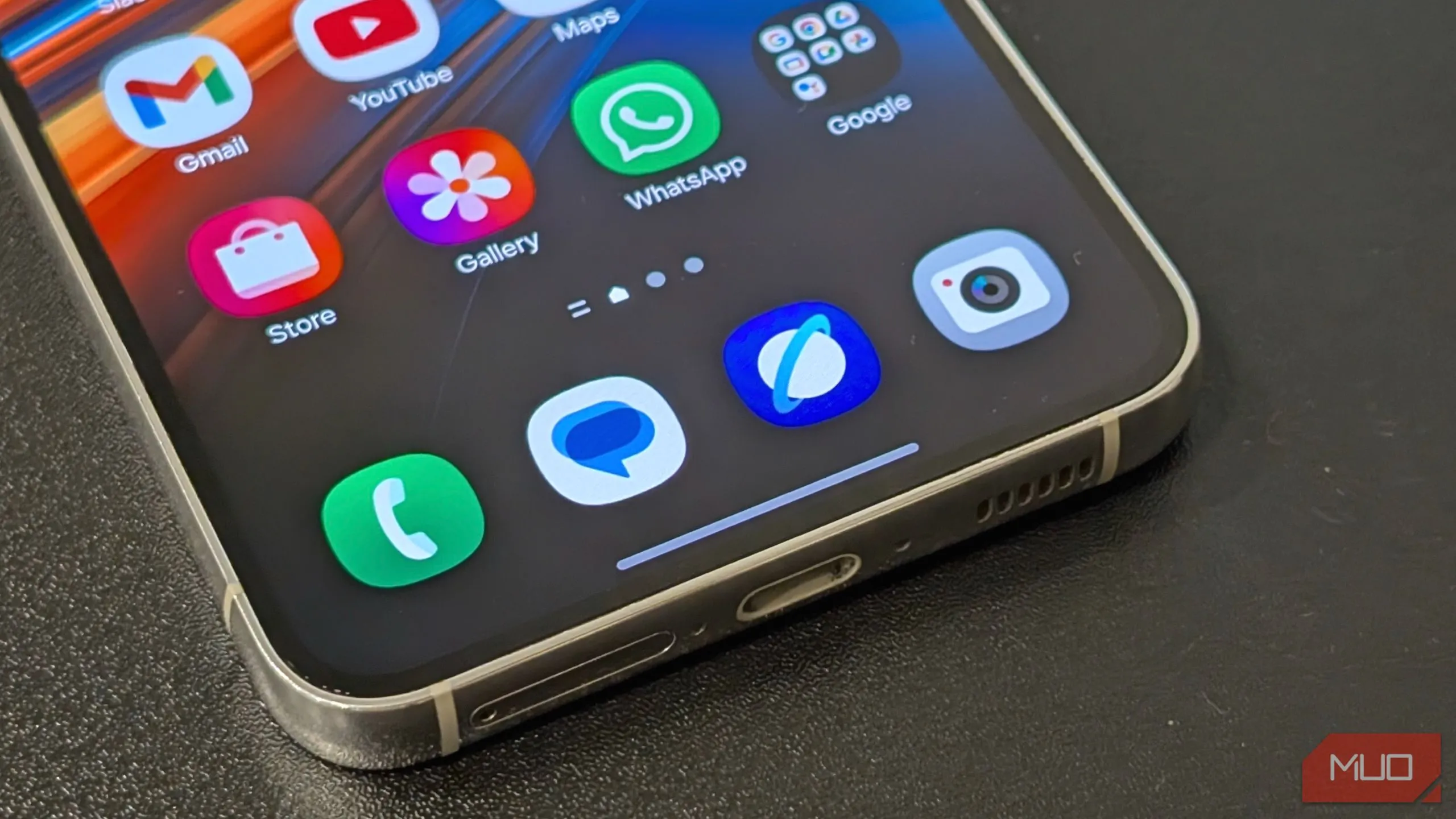 Màn hình ứng dụng trên điện thoại Samsung Galaxy với các icon như Samsung Internet, Thư viện, Điện thoại