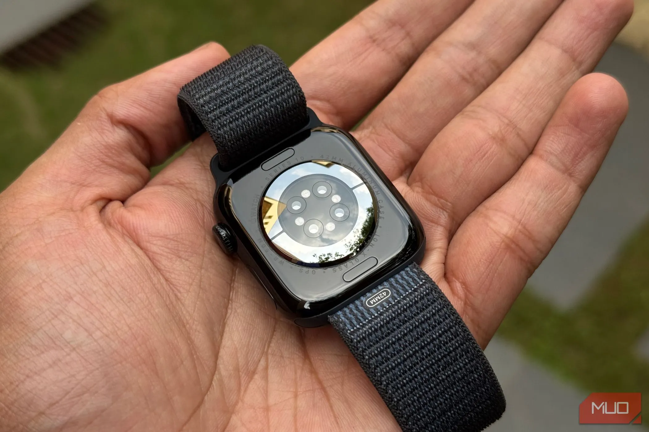 Mảng cảm biến phía sau của Apple Watch Series 10 trên lòng bàn tay