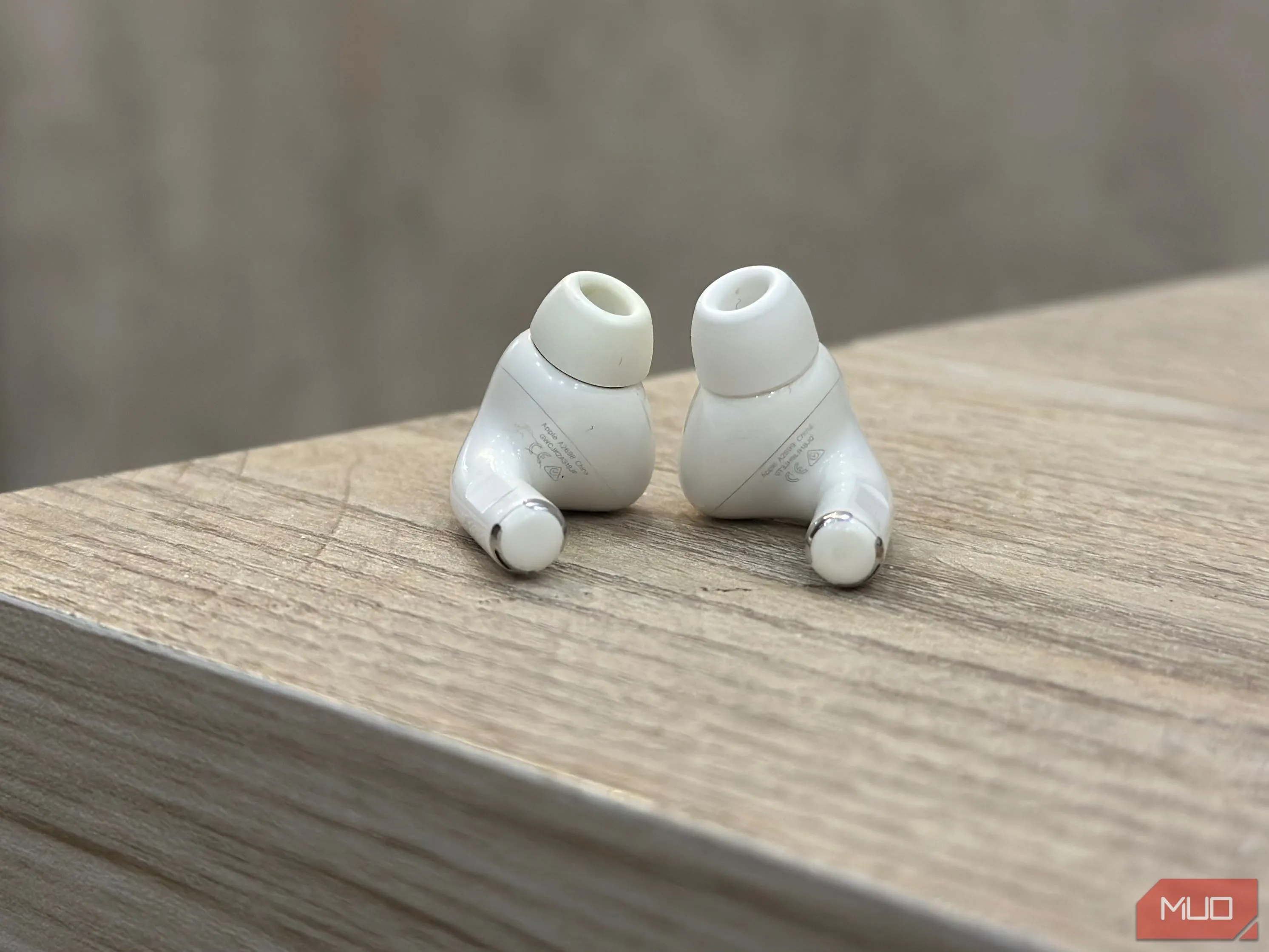 Mặt dưới của tai nghe Apple AirPods Pro 2, hiển thị số model