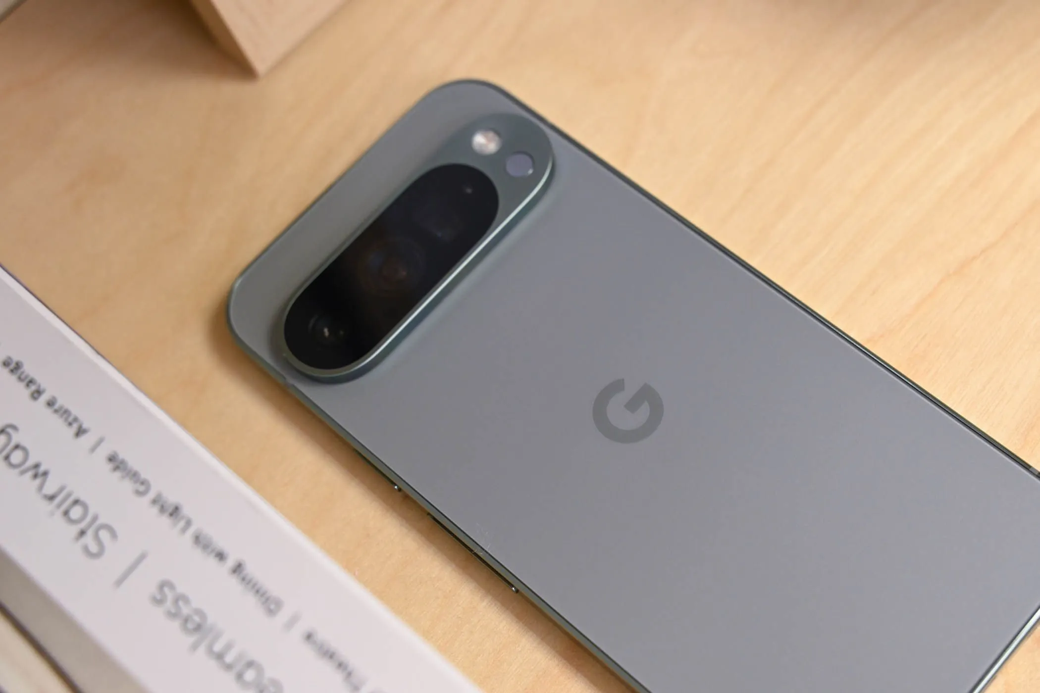 Mặt lưng của điện thoại Google Pixel 9 Pro cho thấy sự chắc chắn, tuy nhiên màn hình vẫn cần miếng dán bảo vệ khỏi va đập nhẹ