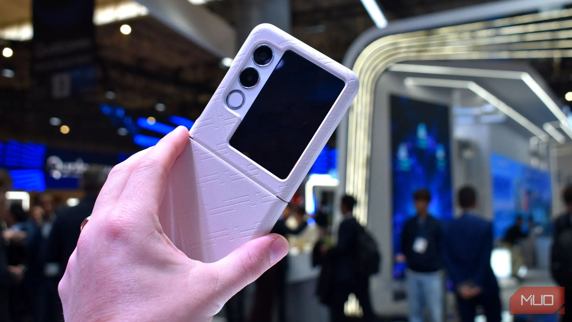 Mặt lưng của Nubia Flip 2 khi gập lại, thể hiện cụm camera và màn hình phụ.