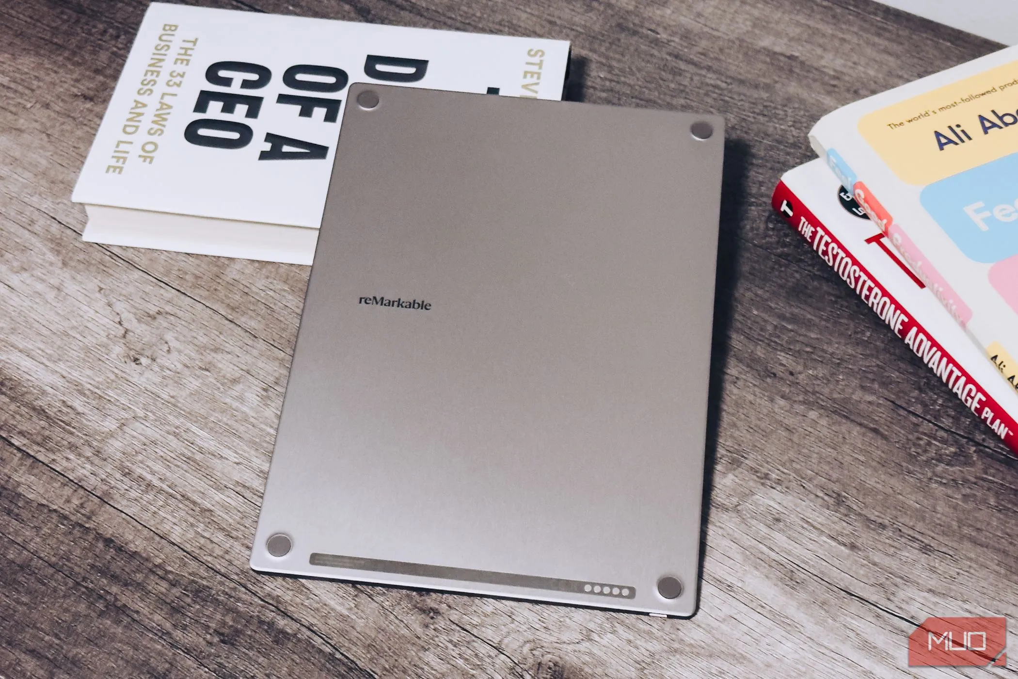 Mặt lưng của reMarkable Paper Pro đặt trên bàn gỗ, bên cạnh các cuốn sách