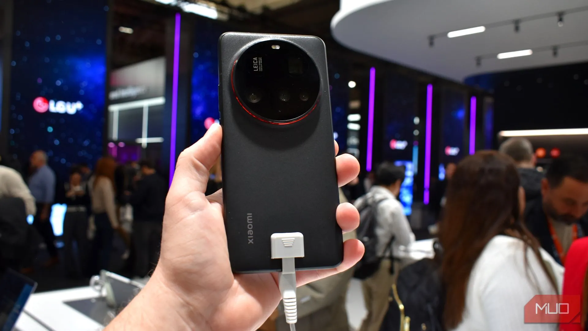 Mặt lưng của Xiaomi 15 Ultra với cụm camera lớn, trưng bày tại MWC 2025.