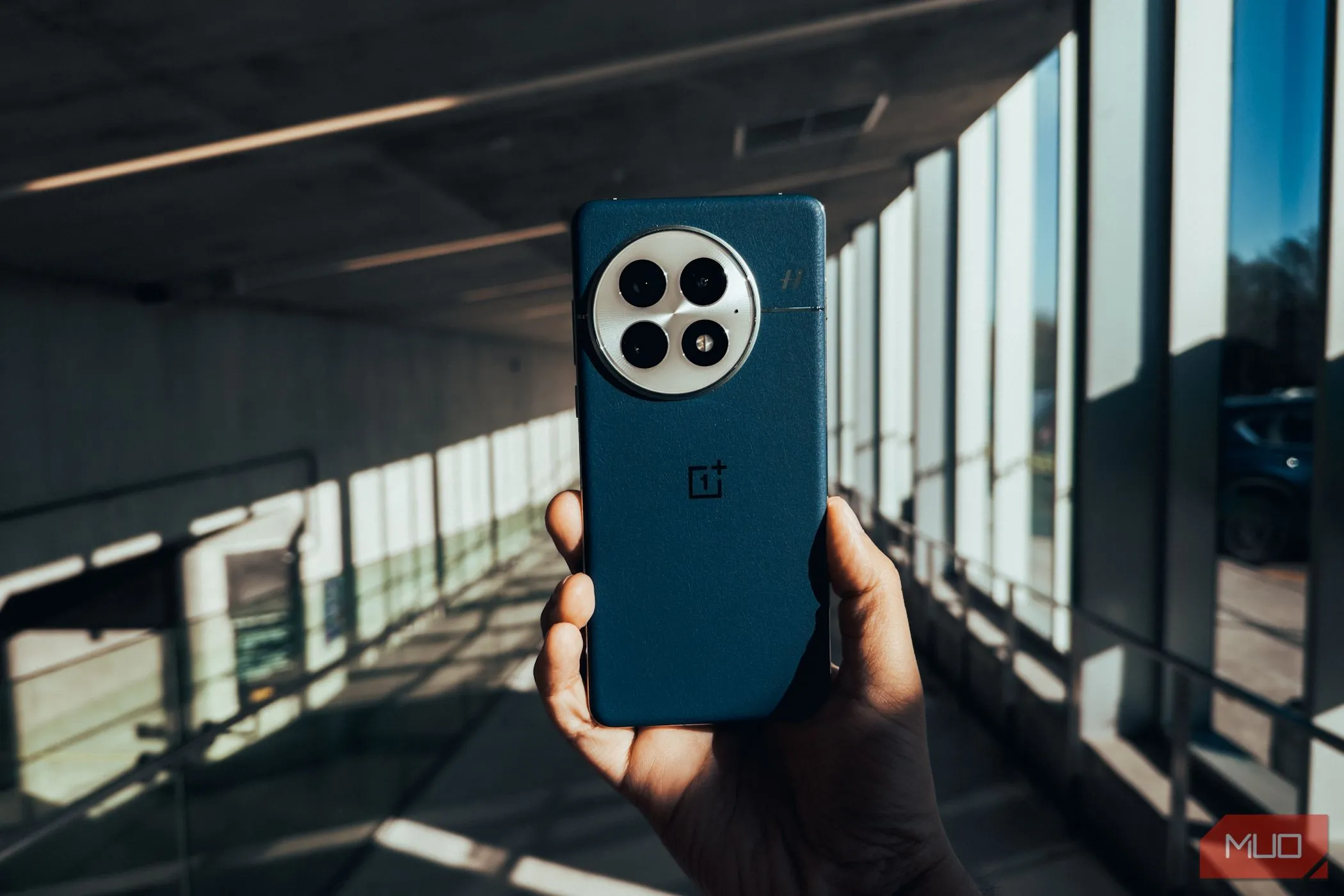 Mặt lưng điện thoại OnePlus 13 với hiệu ứng phản chiếu ánh sáng, nổi bật trong bối cảnh đô thị