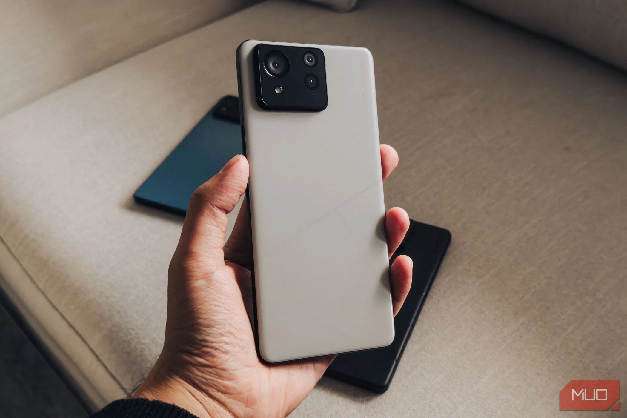 Mặt lưng kính của ASUS Zenfone 11 Ultra.